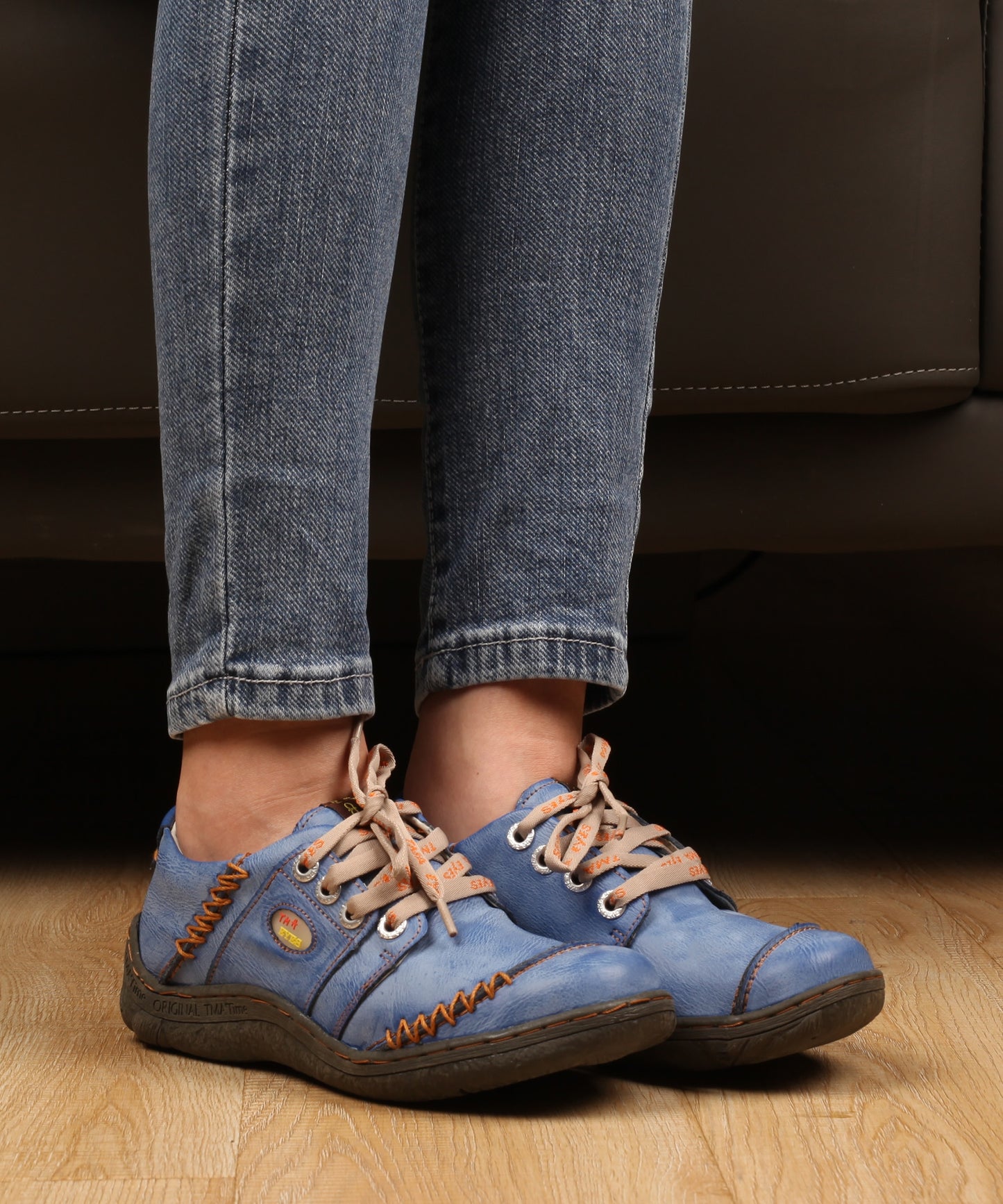 Women's Retro Style Washed Leather Hand-Stitched Lace Up Sneaker